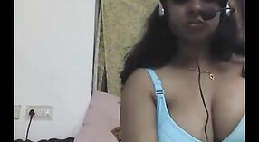 Películas de sexo indio y video amateur con una chica desi tetona en el chat con webcam 1 mín. 20 sec