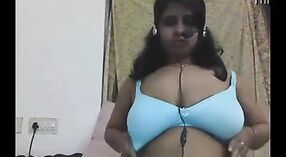 Индийские секс-фильмы и любительское видео с участием грудастой дези в чате по веб-камере 1 минута 30 сек