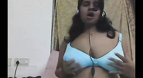 印度性爱电影和业余视频，其中包含一个丰满的Desi女孩在网络摄像头聊天中 2 敏 10 sec