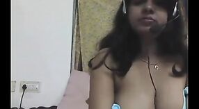 印度性爱电影和业余视频，其中包含一个丰满的Desi女孩在网络摄像头聊天中 3 敏 40 sec