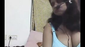 Películas de sexo indio y video amateur con una chica desi tetona en el chat con webcam 0 mín. 0 sec