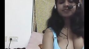 Film seks India dan video amatir yang menampilkan gadis desi berdada dalam obrolan webcam 0 min 40 sec
