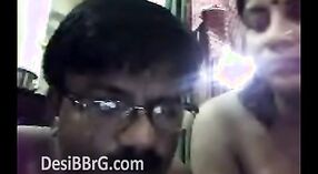 HD-Video der molligen Desi-Hausfrau mit dem Freund ihres Mannes im Amateurporno 2 min 20 s