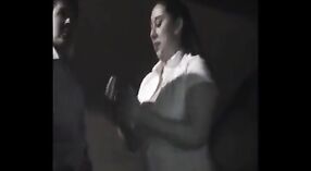 فيديو جنسي هندي: يصور الزوج زوجته تمارس الجنس مع شخص غريب في الحديقة 8 دقيقة 40 ثانية