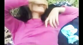 Vidéo de sexe indien: Première séance de baise en plein air d'un étudiant en médecine bhoutanais avec un jeune étalon 1 minute 00 sec
