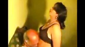 デジの主婦と彼女の父親をフィーチャーしたインドのポルノビデオ 2 分 20 秒