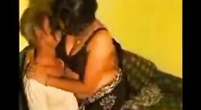 ભારતીય પોર્ન વિડિઓ એક દેશી ગૃહિણી અને તેના પિતાને જાતીય એન્કાઉન્ટરની ક્રિયામાં દર્શાવતા 0 મીન 0 સેકન્ડ