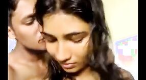 セクシーなフィギュアの女の子のインドのセックス映画クリップは彼女の恋人に犯されます 1 分 00 秒