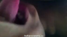 Amante Desi expone el hermoso cuerpo de una chica tetona en un video porno amateur 3 mín. 00 sec