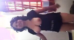 Amante Desi expone el hermoso cuerpo de una chica tetona en un video porno amateur 0 mín. 40 sec