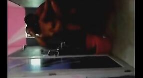 Video amateur de tía bengalí follada por su inquilino en el baño 2 mín. 00 sec