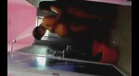 Vídeo amador da tia bengali é fodida pelo inquilino na casa de banho 3 minuto 30 SEC