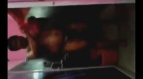 Amateurvideo der bengalischen Tante wird von ihrem Mieter im Badezimmer gefickt 4 min 10 s