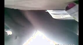 デジガールのジーナをフィーチャーしたインドのセックスビデオは、車のスキャンダルで露出して犯された 3 分 50 秒