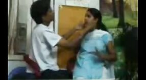 Video seks India yang menampilkan seorang gadis muda dan kekasihnya dalam skandal porno gratis 1 min 00 sec