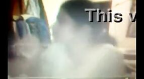 Filmes de sexo indianos com uma rapariga quente e fumegante com a prima 1 minuto 40 SEC