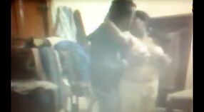 Indiase seks speelfilmen featuring een heet en steamy meisje met haar neef 4 min 00 sec