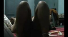 Vidéo de sexe indien mettant en vedette une fille à la chatte poilue et son voisin 24 minute 20 sec