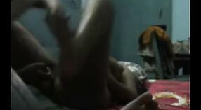 Vidéo de sexe indien mettant en vedette une fille à la chatte poilue et son voisin 11 minute 00 sec