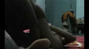 Vidéo de sexe indien mettant en vedette une fille à la chatte poilue et son voisin 13 minute 40 sec
