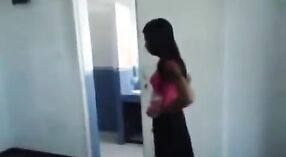 ホテルの部屋でクライアントに犯される巨乳の護衛の女の子をフィーチャーしたインドのセックスビデオ 3 分 50 秒