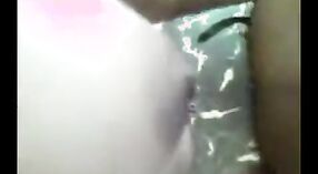 Perawat desi dengan sosok seksi memperlihatkan asetnya di depan kamera 3 min 00 sec