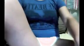 Vidéo porno Desi mettant en vedette une étudiante aux seins juteux se masturbant devant la caméra 0 minute 0 sec