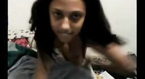 Vidéo porno indienne mettant en vedette une étudiante sexy se doigtant devant la caméra 2 minute 20 sec