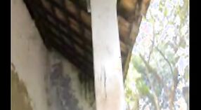 வெளிப்புற உடலுறவு கொண்ட ஒரு சீருடையில் தேசி பெண் இடம்பெறும் இந்திய செக்ஸ் வீடியோ 1 நிமிடம் 20 நொடி