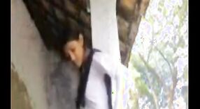 Indisches Sexvideo mit einem Desi-Mädchen in Uniform, das Sex im Freien hat 2 min 00 s