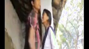 Vídeo de sexo indiano com uma rapariga desi de uniforme a fazer sexo ao ar livre 2 minuto 20 SEC