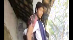 Indisches Sexvideo mit einem Desi-Mädchen in Uniform, das Sex im Freien hat 3 min 00 s
