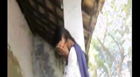 Vídeo de sexo indiano com uma rapariga desi de uniforme a fazer sexo ao ar livre 3 minuto 40 SEC