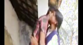 Vídeo de sexo indiano com uma rapariga desi de uniforme a fazer sexo ao ar livre 4 minuto 20 SEC