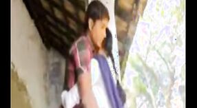 Indisches Sexvideo mit einem Desi-Mädchen in Uniform, das Sex im Freien hat 4 min 40 s