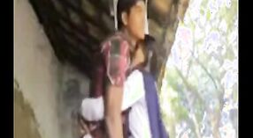 Indisches Sexvideo mit einem Desi-Mädchen in Uniform, das Sex im Freien hat 5 min 00 s