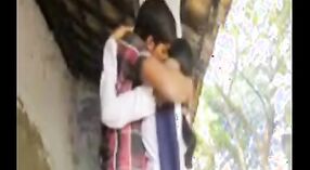 Indisches Sexvideo mit einem Desi-Mädchen in Uniform, das Sex im Freien hat 0 min 0 s