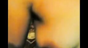 Индийское секс видео: Суджата, тамильская девушка, раздевается догола и трахается со своим любовником во время скандала с утечкой информации 4 минута 20 сек