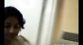 Indiano ragazza Srishti poses per un ricco video cliente in questo dilettante porno video 3 min 20 sec