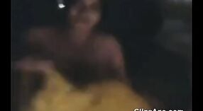 Vidéo de sexe indienne d'une fille Desi se déshabillant et exhibant ses atouts nus 2 minute 30 sec