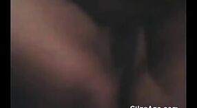 Vidéo de sexe indienne d'une fille Desi se déshabillant et exhibant ses atouts nus 2 minute 50 sec