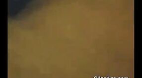 একটি দেশি মেয়েটির ভারতীয় সেক্স ভিডিওটি নীচে নামছে এবং তার নগ্ন সম্পদগুলি প্রদর্শন করছে 4 মিন 00 সেকেন্ড