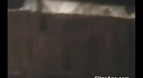 একটি দেশি মেয়েটির ভারতীয় সেক্স ভিডিওটি নীচে নামছে এবং তার নগ্ন সম্পদগুলি প্রদর্শন করছে 4 মিন 10 সেকেন্ড