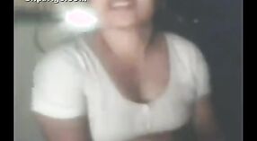 デジガールが剥ぎ取って彼女のヌード資産を披露するインドのセックスビデオ 0 分 30 秒