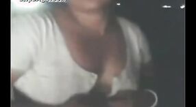 Vidéo de sexe indienne d'une fille Desi se déshabillant et exhibant ses atouts nus 0 minute 50 sec