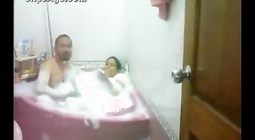 Indisches Sexvideo mit der pakistanischen Dame Neelam und ihrem Chef in einem Whirlpool 3 min 20 s