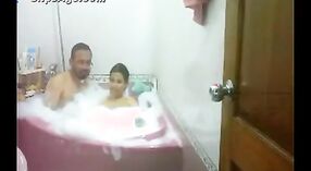 Indisches Sexvideo mit der pakistanischen Dame Neelam und ihrem Chef in einem Whirlpool 4 min 20 s