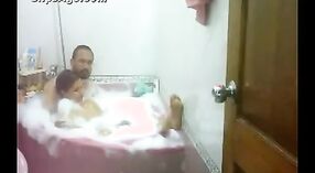 Indisches Sexvideo mit der pakistanischen Dame Neelam und ihrem Chef in einem Whirlpool 5 min 20 s