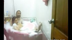 Indisches Sexvideo mit der pakistanischen Dame Neelam und ihrem Chef in einem Whirlpool 6 min 20 s
