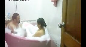 Indisches Sexvideo mit der pakistanischen Dame Neelam und ihrem Chef in einem Whirlpool 0 min 0 s